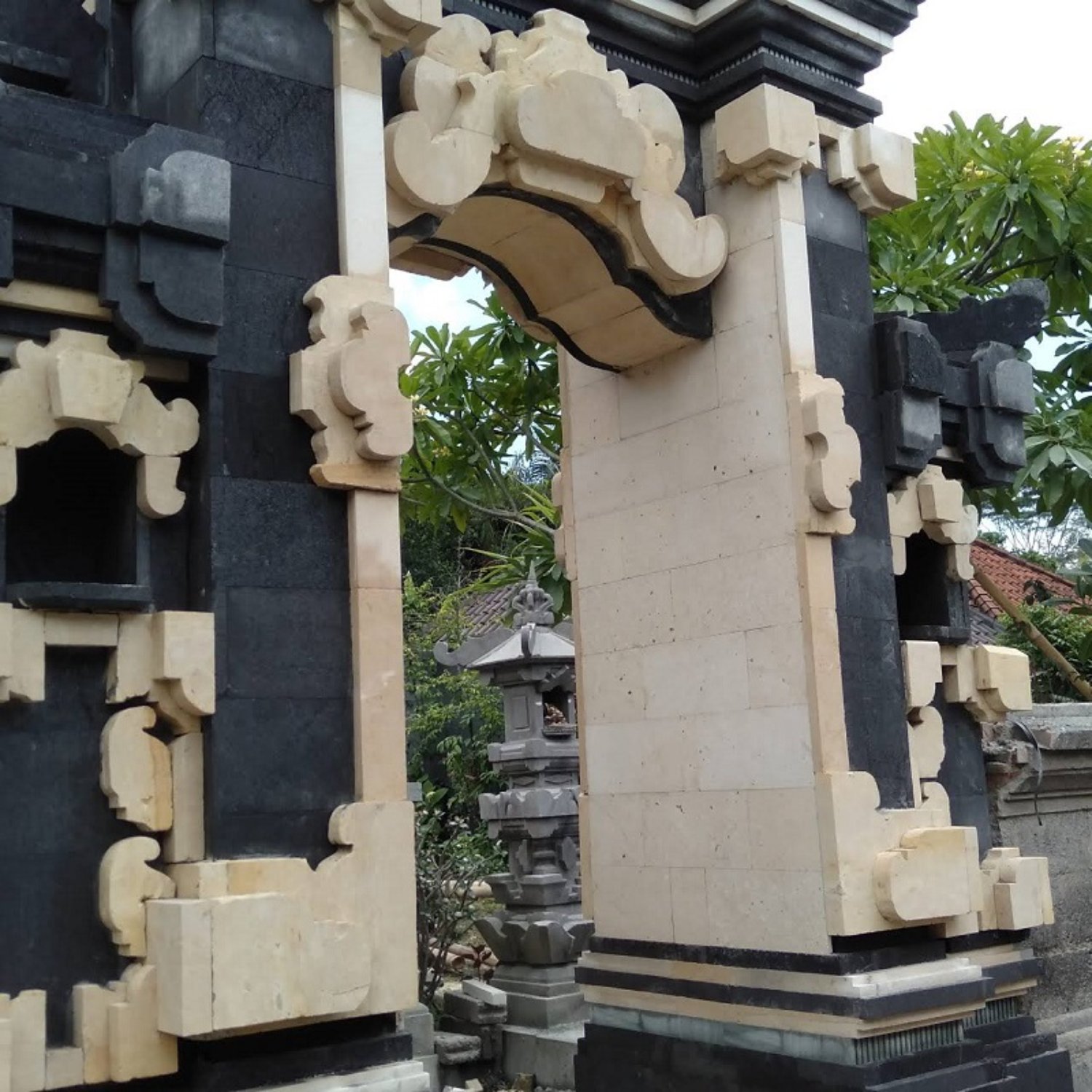 Angkul Angkul Batu Alam