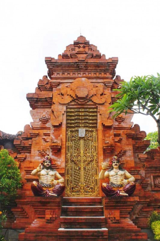 Angkul Angkul Batu Bata Bali