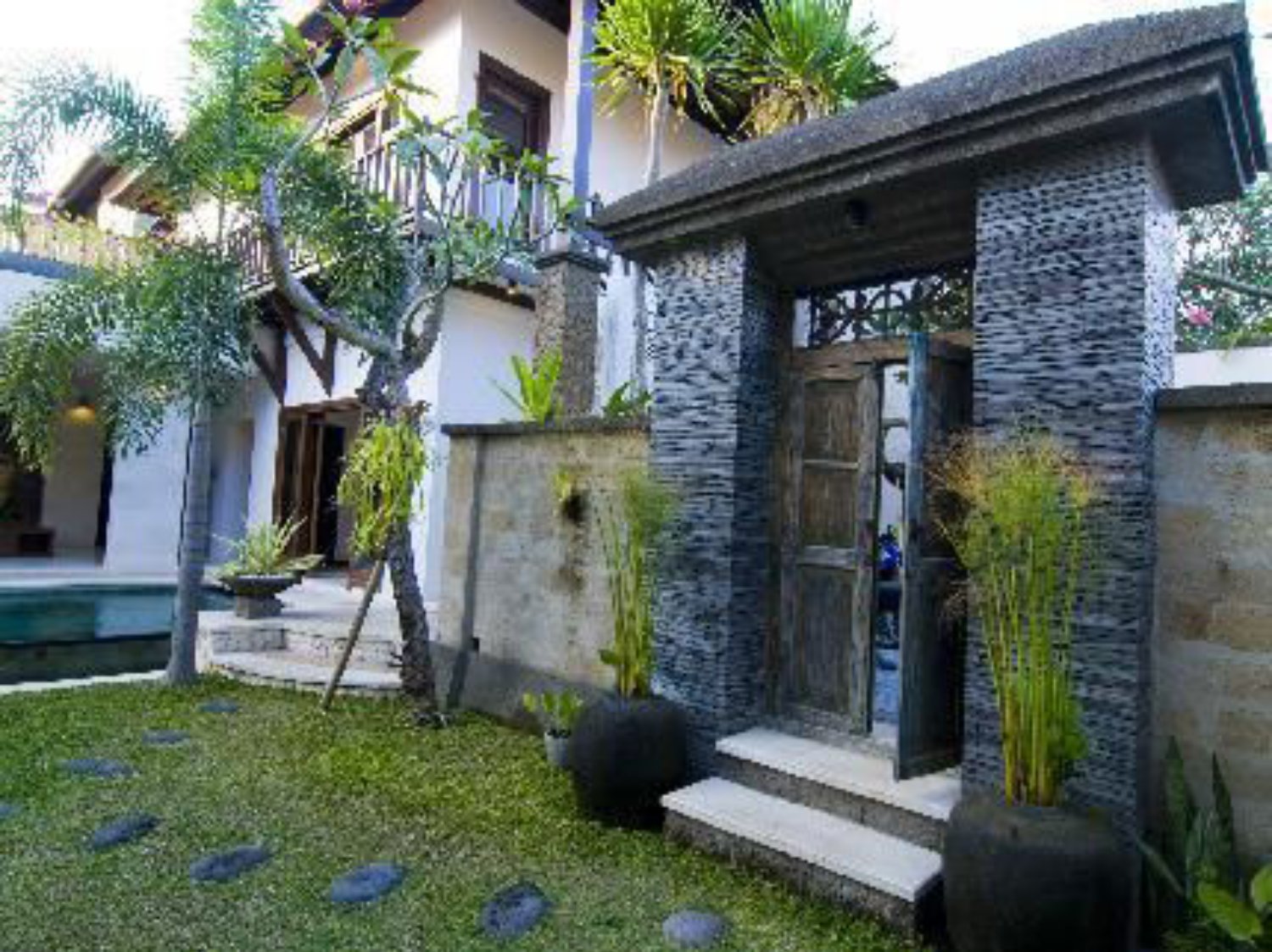Angkul Angkul Batu Alam