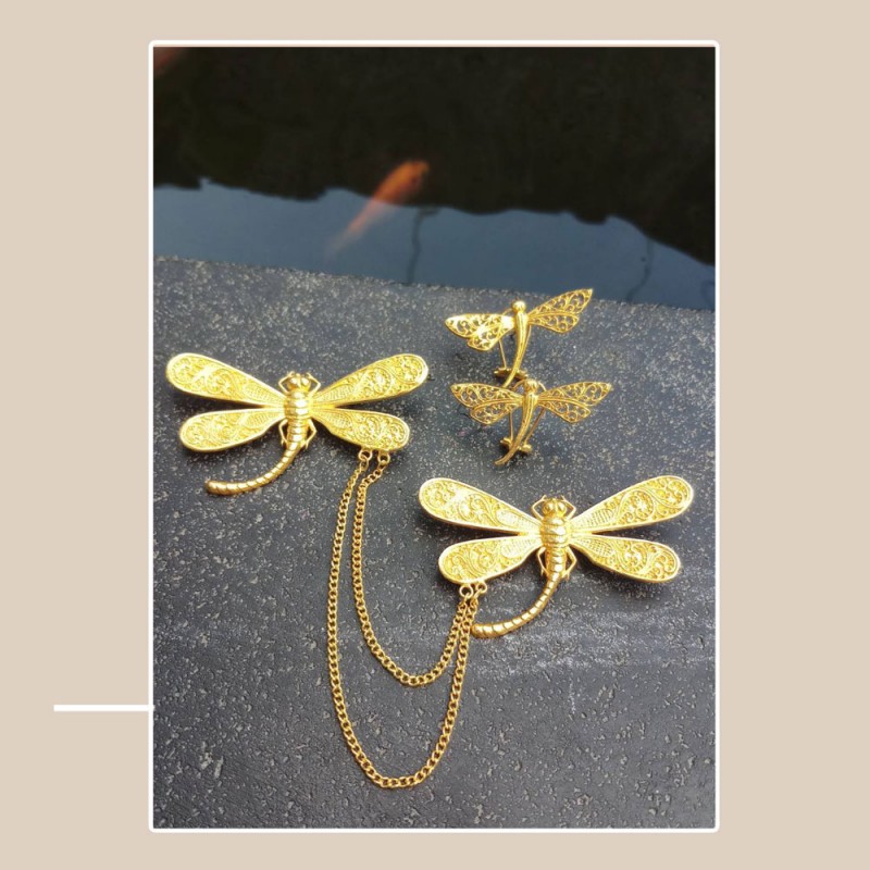 Bros kebaya warna emas  motif capung