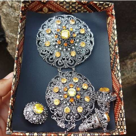 Bross Kebaya 2 Susun Mewah Dan Elegan