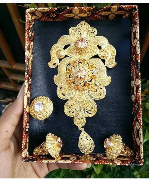 Set Perhiasan Warna Emas