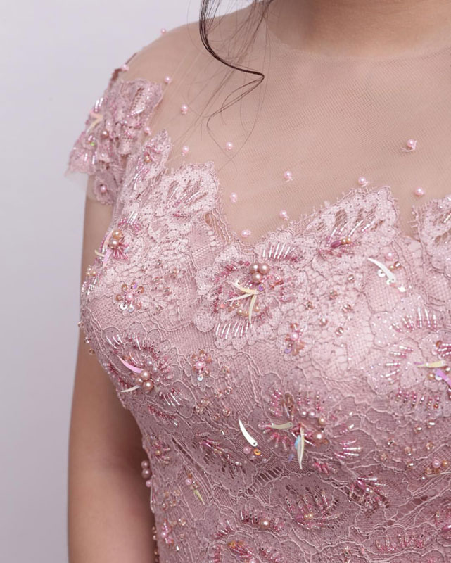 Kebaya Dengan Detail di Bagian Dada 