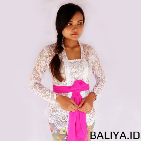 Kebaya Dengan Selendang