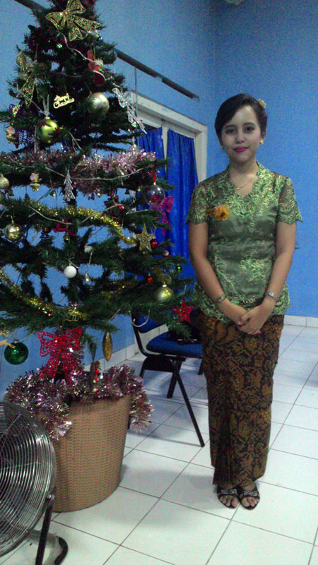 Kebaya Hijau Dengan Batik