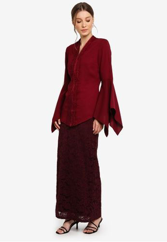 Kebaya Wanita Dengan Bell Sleeve