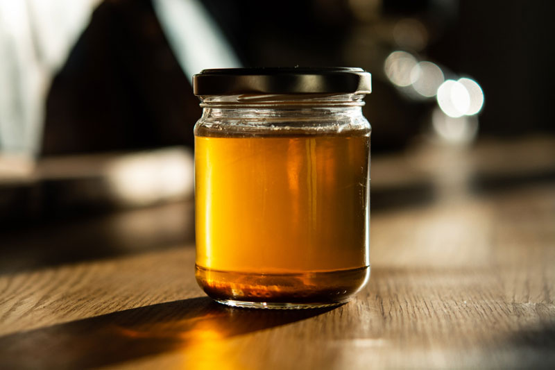 Menyimpan Madu Dalam Botol Kaca