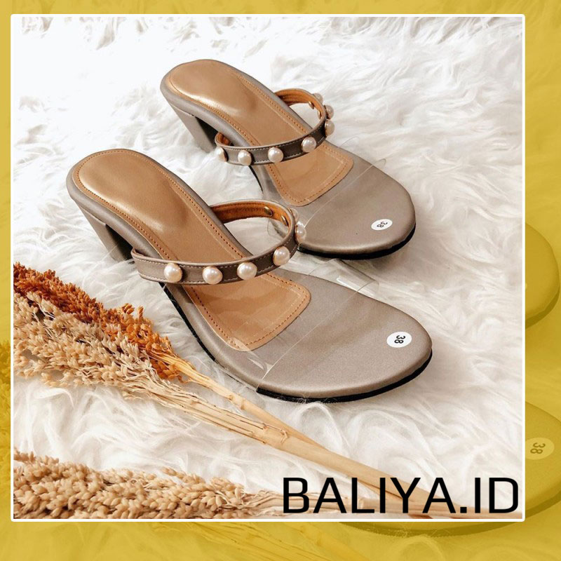Sandal Heels Rendah Dengan Hiasan Pernak Pernik