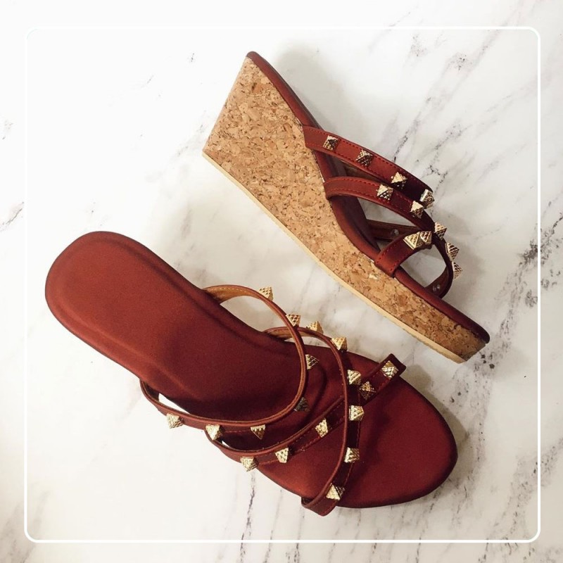 Sandal Wedges Warna Maroon 