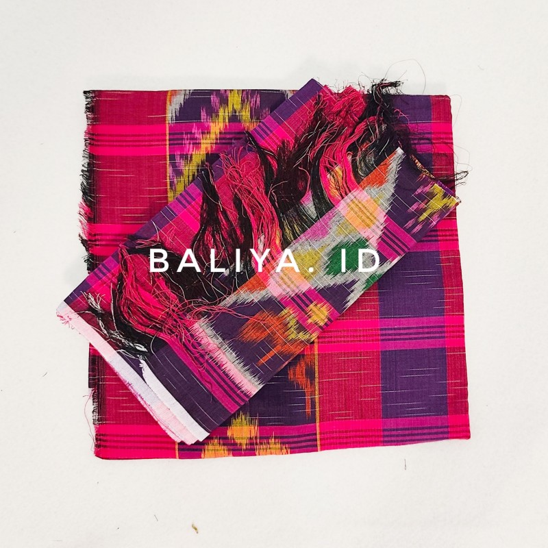 detail motif endek dobol warna magenta