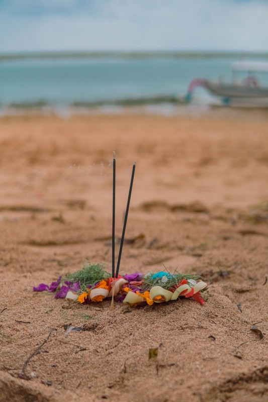 persemabahan canang sari di pantai