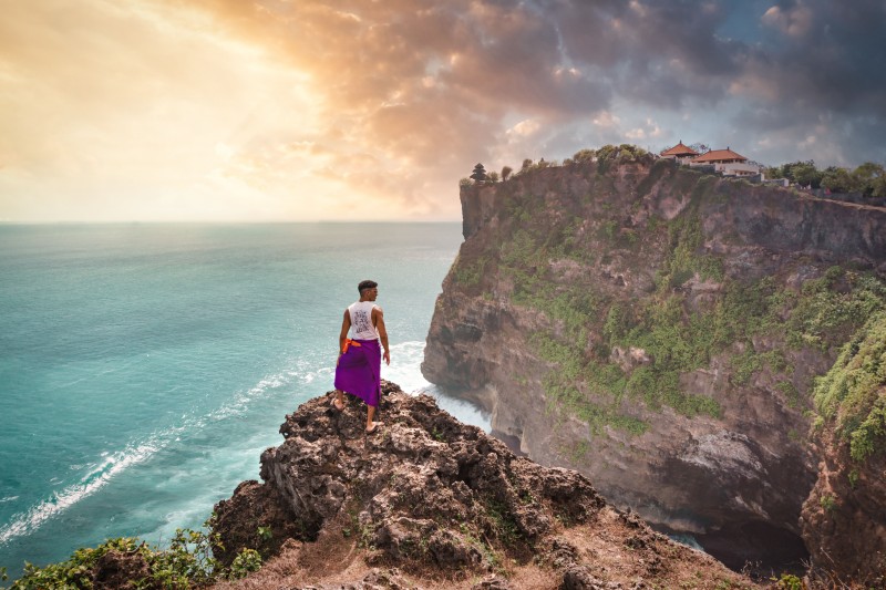 wisatawan asing saat menikmati indahnya pantai bali