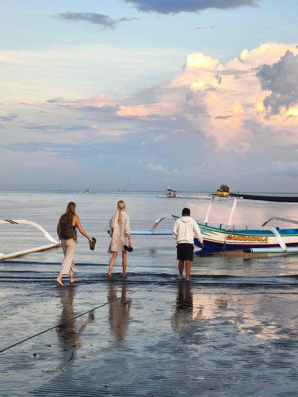 wisatawan berwisata ke pantai bali