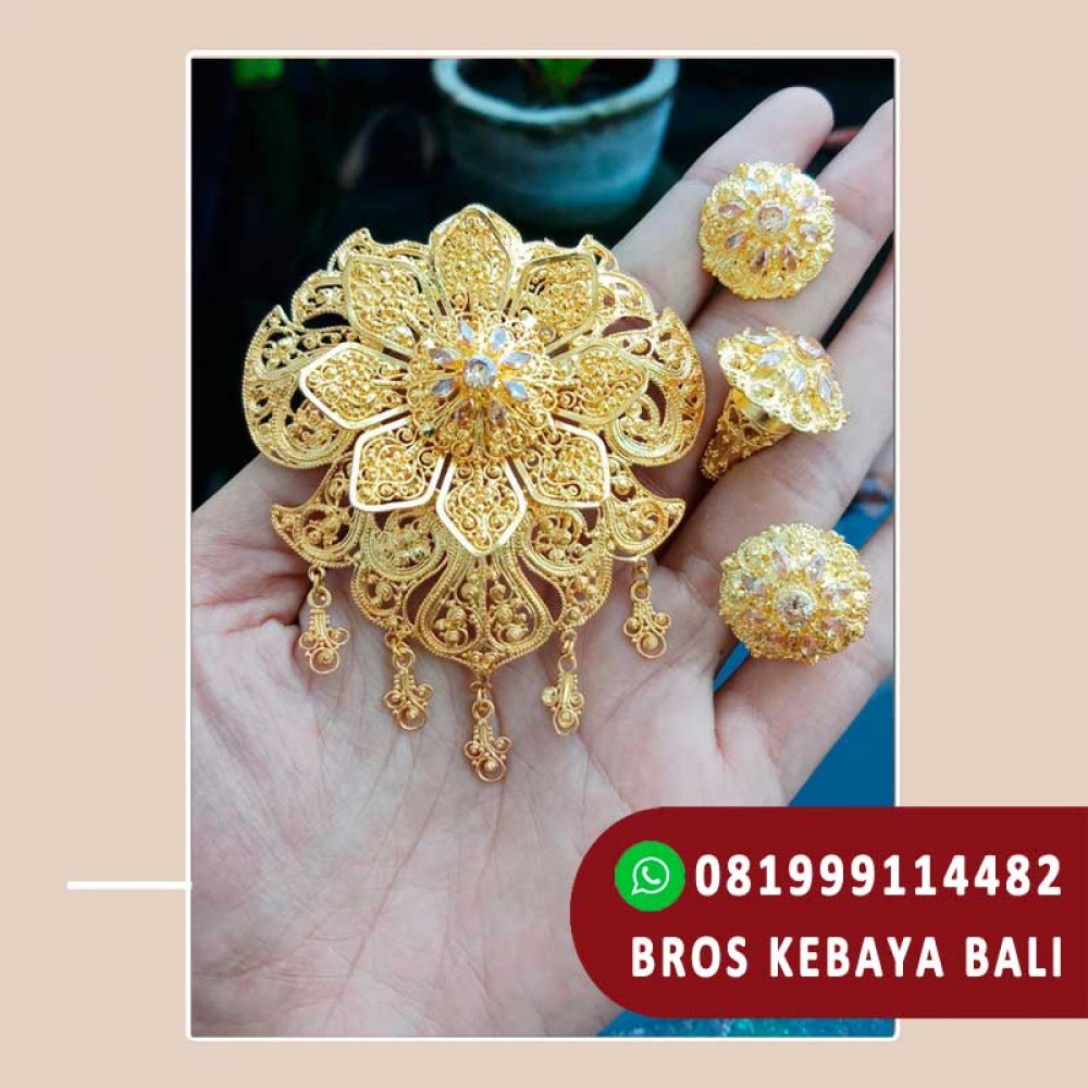 5 Bros Kebaya Brokat Yang Eye-Catching Untuk Acara Wisuda