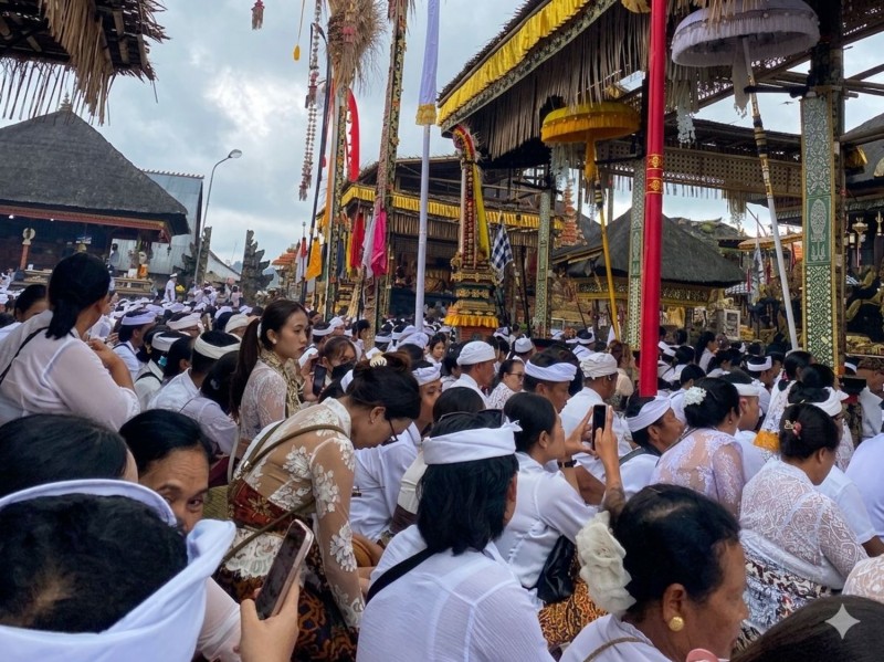 ceremonia nel tempio di bali