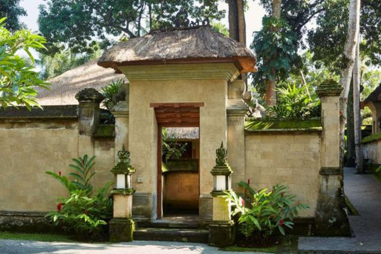 Angkul Angkul Bali Sederhana